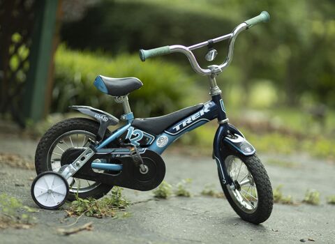 Small children's bicycle with stabilisers
